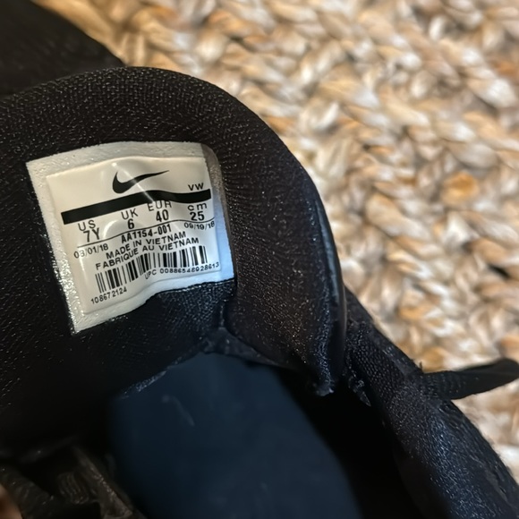 Kyrie Nike Sneakers - Picture 4 of 5